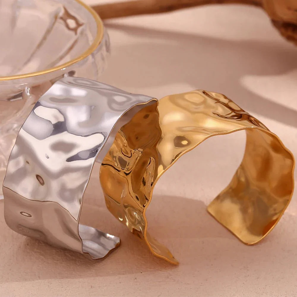 Karnz | 18k Hammerschlag Textur Armreifen