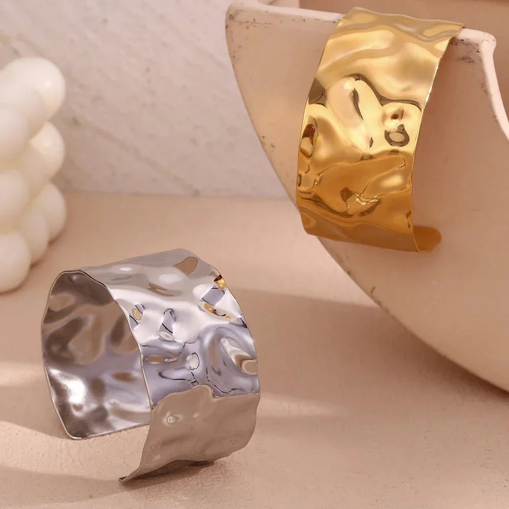 Karnz | 18k Hammerschlag Textur Armreifen