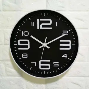 Wanduhr mit großem Ziffernblatt und modernem Design Karnz