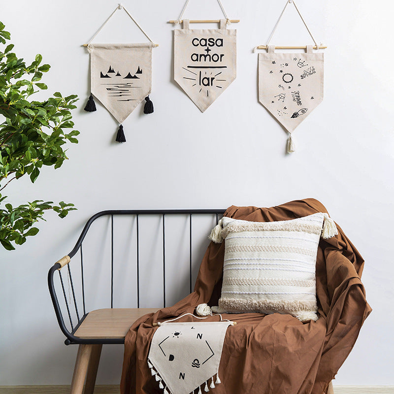 Dekorativer Baumwoll-Wandbehang im Wimpelstil mit Quasten und minimalistischen Prints Karnz