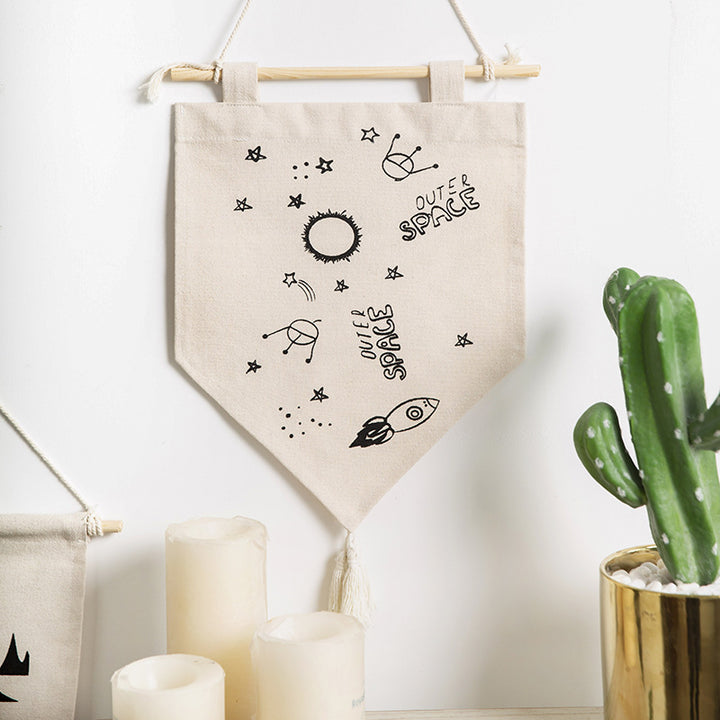Dekorativer Baumwoll-Wandbehang im Wimpelstil mit Quasten und minimalistischen Prints Karnz