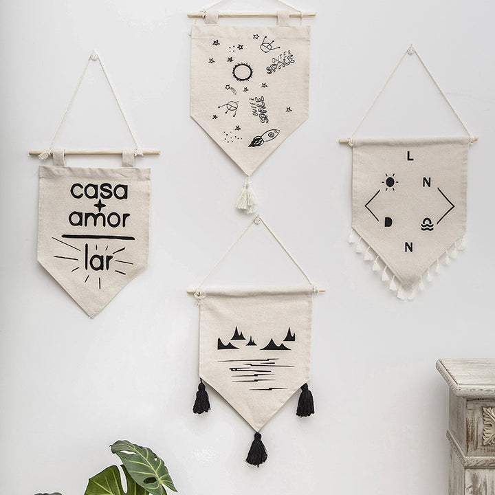 Dekorativer Baumwoll-Wandbehang im Wimpelstil mit Quasten und minimalistischen Prints Karnz