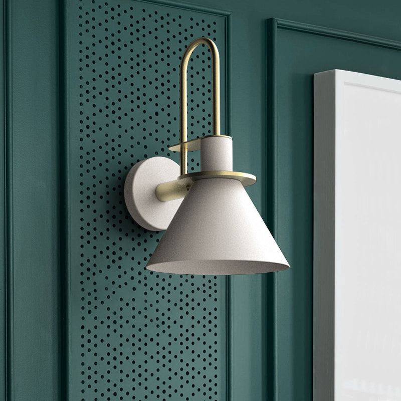 Schwarz/Weiß/Grün Kegel Wandlampe Macaron 1-Licht Metall Wandleuchte mit gebogenem Arm für Schlafzimmer, Warm/weißes Licht | Karnz