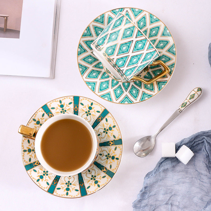 Elegantes Porzellan-Kaffeetassen-Set mit Untertassen, Löffel und filigranem Ornamentdekor