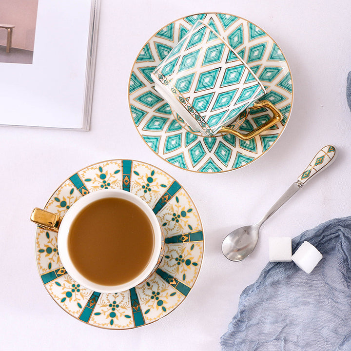 Elegantes Porzellan-Kaffeetassen-Set mit Untertassen, Löffel und filigranem Ornamentdekor
