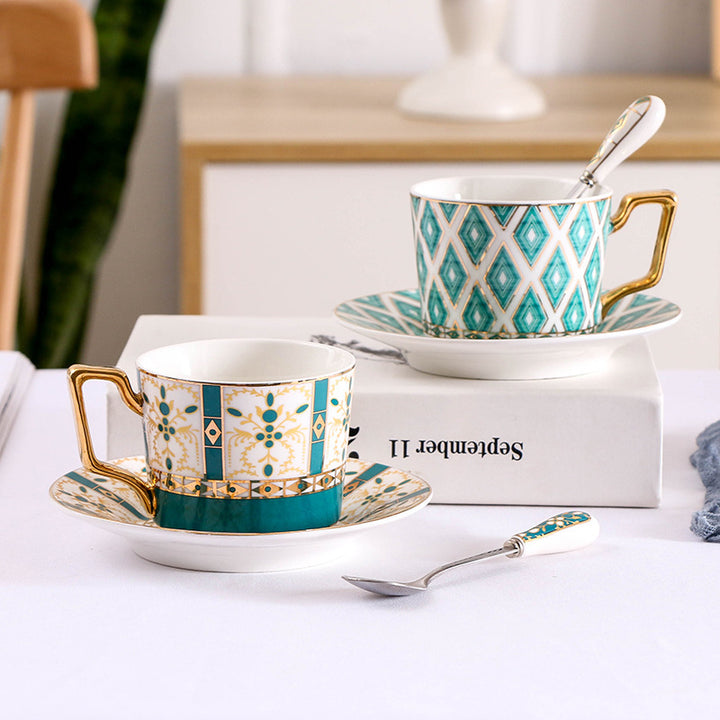 Elegantes Porzellan-Kaffeetassen-Set mit Untertassen, Löffel und filigranem Ornamentdekor