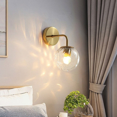 Ballförmige Wandlampe Minimalistisches klares gewelltes Glas 1-Licht Schlafzimmer Wandmontierte Beleuchtung mit gebogenem Arm in Schwarz/Gold | Karnz