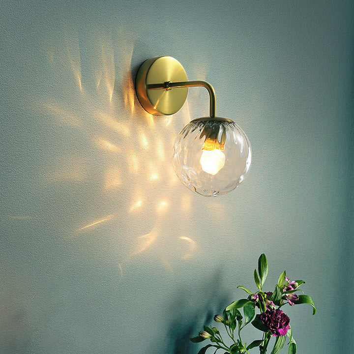 Ballförmige Wandlampe Minimalistisches klares gewelltes Glas 1-Licht Schlafzimmer Wandmontierte Beleuchtung mit gebogenem Arm in Schwarz/Gold | Karnz