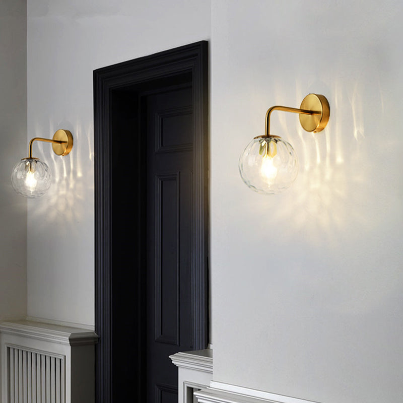 Ballförmige Wandlampe Minimalistisches klares gewelltes Glas 1-Licht Schlafzimmer Wandmontierte Beleuchtung mit gebogenem Arm in Schwarz/Gold | Karnz