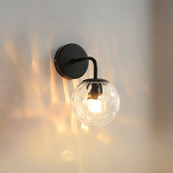 Ballförmige Wandlampe Minimalistisches klares gewelltes Glas 1-Licht Schlafzimmer Wandmontierte Beleuchtung mit gebogenem Arm in Schwarz/Gold | Karnz