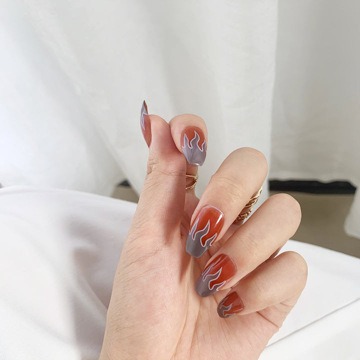 Künstliche Nagelkunst mit Feuerdesign Karnz