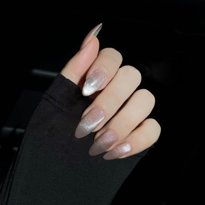 Elegante Kunstnägel mit Glitzer- und Ombre-Effekt Karnz