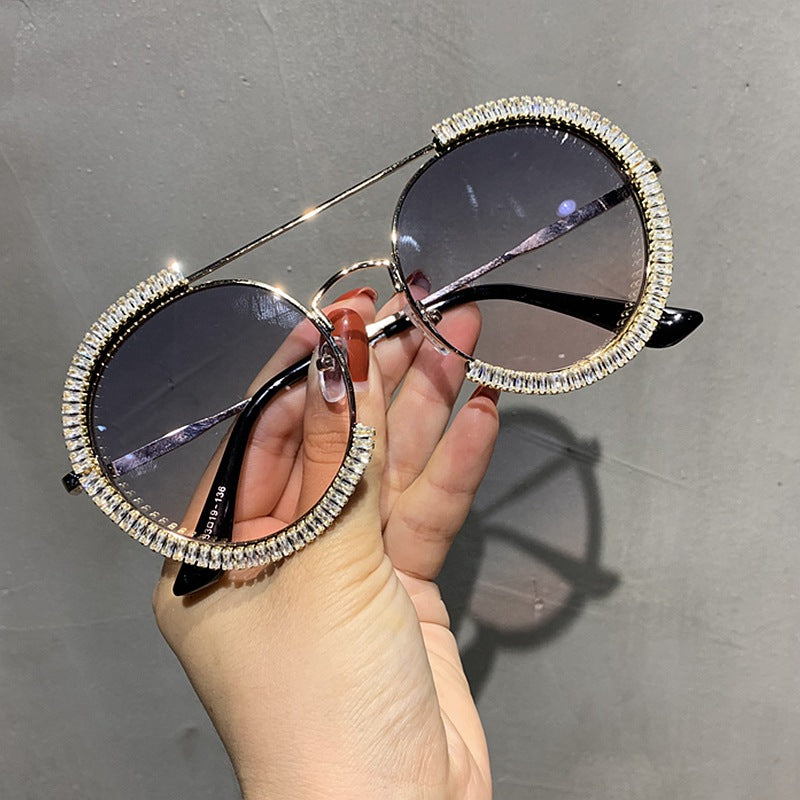 Damen glamouröse Sonnenbrille mit funkelndem Kristallrahmen Karnz