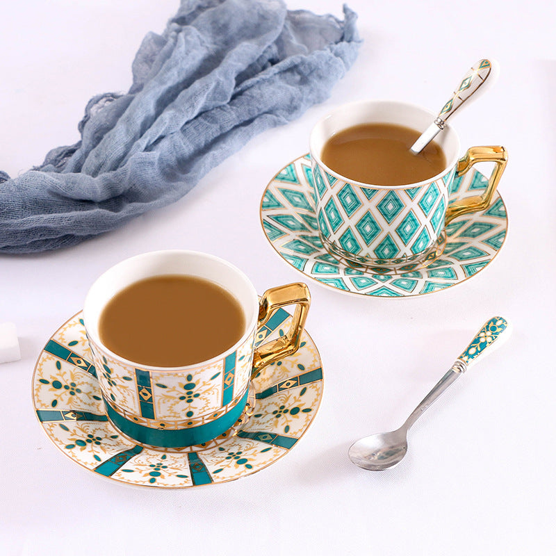 Elegantes Porzellan-Kaffeetassen-Set mit Untertassen, Löffel und filigranem Ornamentdekor