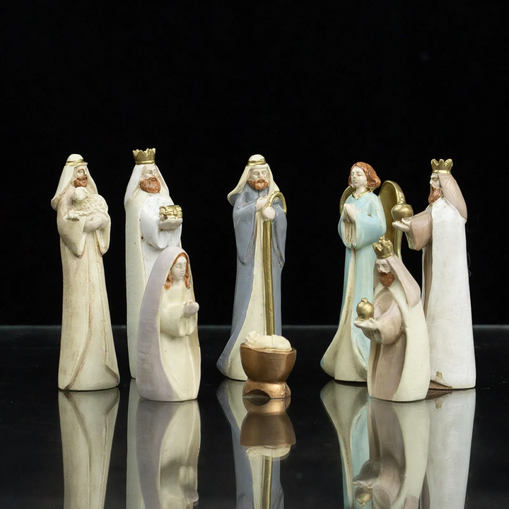 Weihnachtliche Krippenfiguren-Set aus Kunstharz