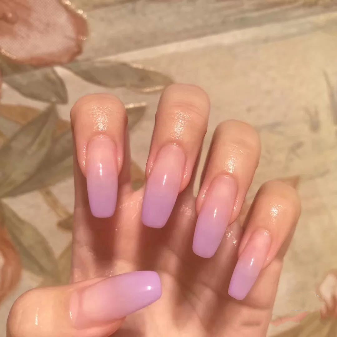 Kunstnägel im modernen French Tip Design Karnz