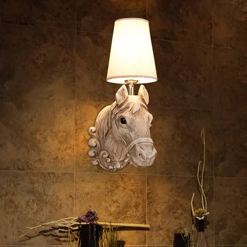 Art Deco Pferdekopf Wandscone Harz 1-Licht Restaurant Wandmontierte Lampe mit Kegelshade in Hellbraun | Karnz