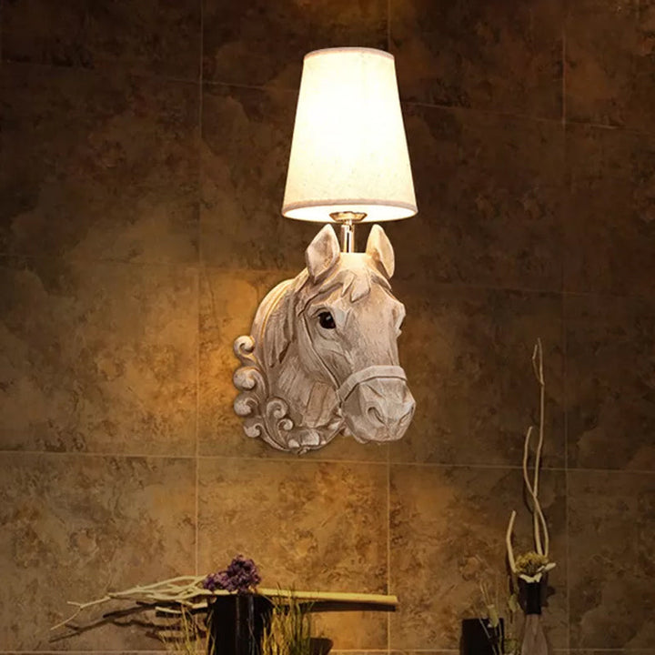 Art Deco Pferdekopf Wandscone Harz 1-Licht Restaurant Wandmontierte Lampe mit Kegelshade in Hellbraun | Karnz