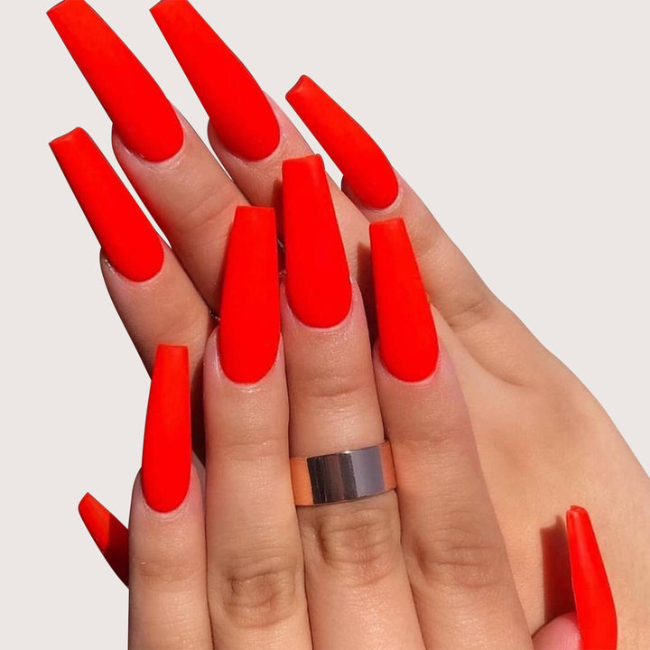 Glamouröse Kunstnägel mit Hochglanz-Finish Karnz
