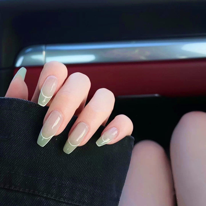 Elegante Kunstnägel mit moderner französischer Spitze Karnz