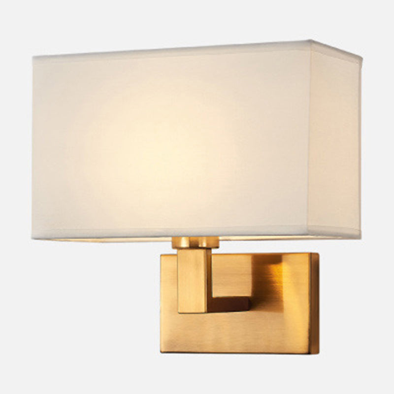 Postmoderner Kubus Wandleuchte Stoff 1-Licht Nachttisch Lese Wandleuchte in Weiß/Beige/Braun mit Schwarz/Gold Arm | Karnz