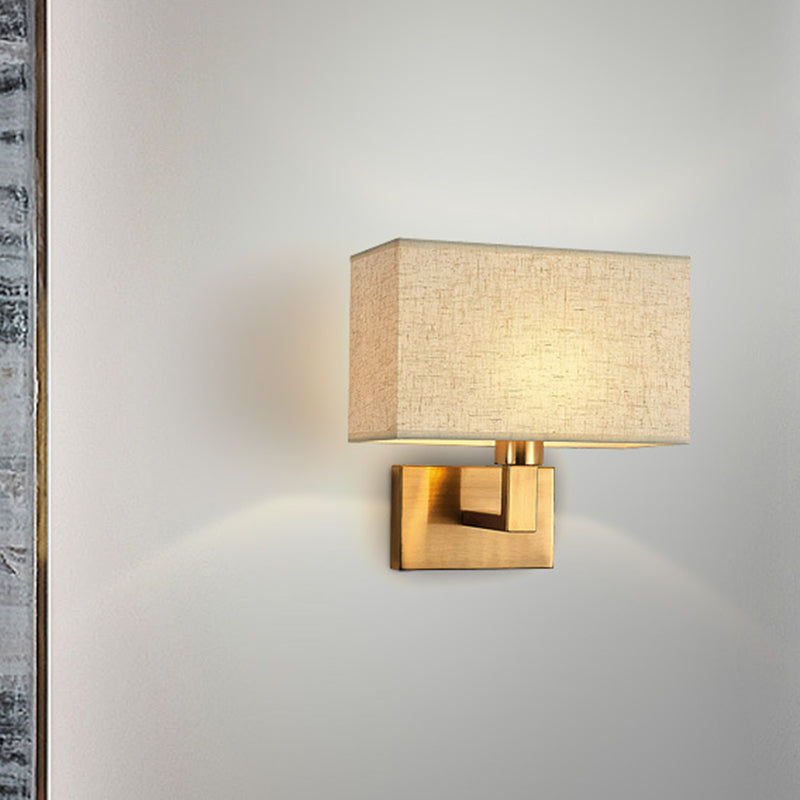 Postmoderner Kubus Wandleuchte Stoff 1-Licht Nachttisch Lese Wandleuchte in Weiß/Beige/Braun mit Schwarz/Gold Arm | Karnz
