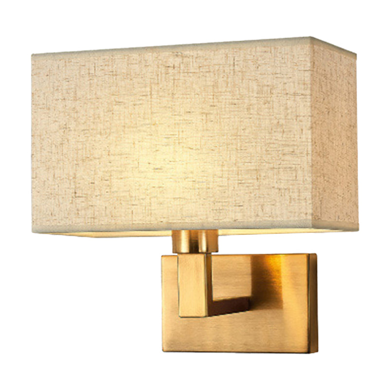 Postmoderner Kubus Wandleuchte Stoff 1-Licht Nachttisch Lese Wandleuchte in Weiß/Beige/Braun mit Schwarz/Gold Arm | Karnz