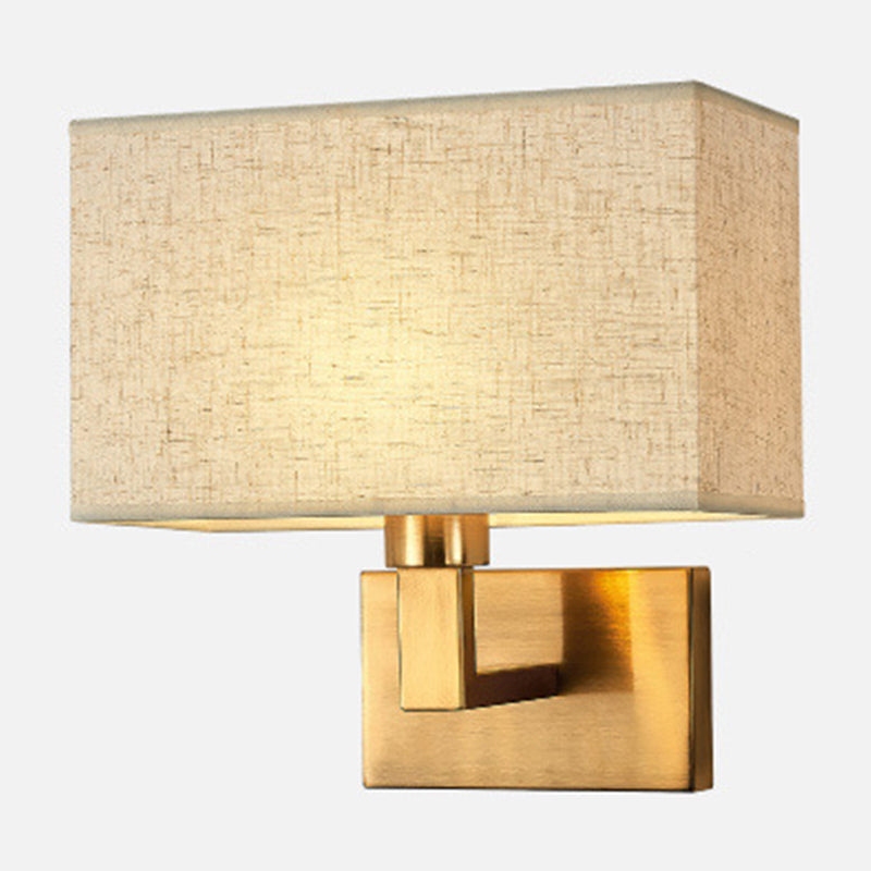 Postmoderner Kubus Wandleuchte Stoff 1-Licht Nachttisch Lese Wandleuchte in Weiß/Beige/Braun mit Schwarz/Gold Arm | Karnz