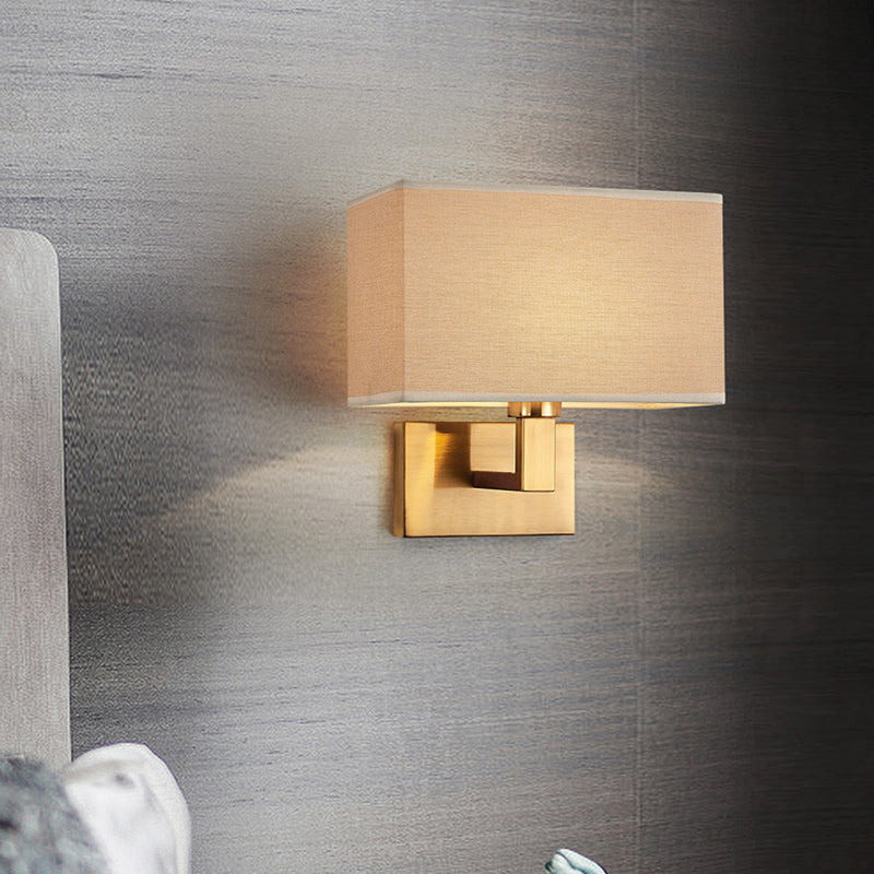Postmoderner Kubus Wandleuchte Stoff 1-Licht Nachttisch Lese Wandleuchte in Weiß/Beige/Braun mit Schwarz/Gold Arm | Karnz