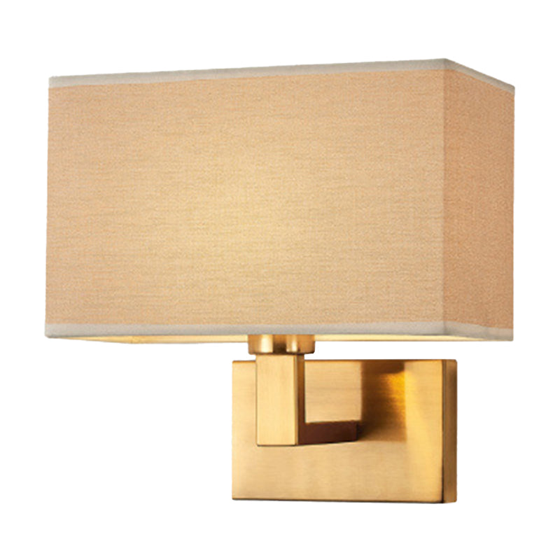 Postmoderner Kubus Wandleuchte Stoff 1-Licht Nachttisch Lese Wandleuchte in Weiß/Beige/Braun mit Schwarz/Gold Arm | Karnz