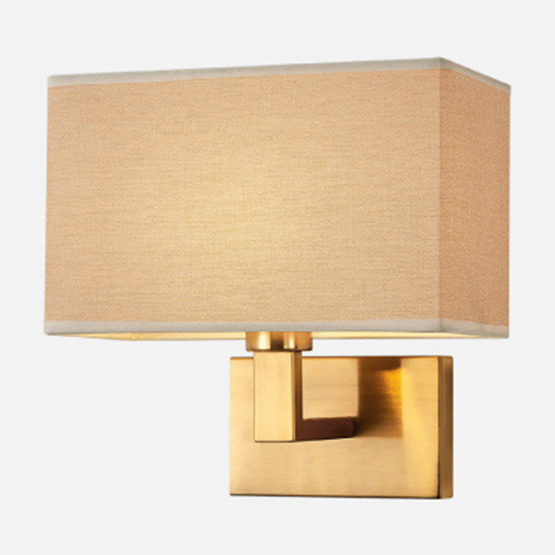 Postmoderner Kubus Wandleuchte Stoff 1-Licht Nachttisch Lese Wandleuchte in Weiß/Beige/Braun mit Schwarz/Gold Arm | Karnz