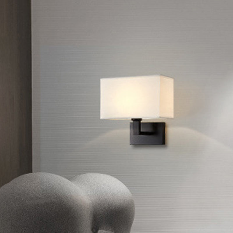 Postmoderner Kubus Wandleuchte Stoff 1-Licht Nachttisch Lese Wandleuchte in Weiß/Beige/Braun mit Schwarz/Gold Arm | Karnz