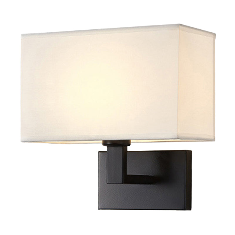 Postmoderner Kubus Wandleuchte Stoff 1-Licht Nachttisch Lese Wandleuchte in Weiß/Beige/Braun mit Schwarz/Gold Arm | Karnz