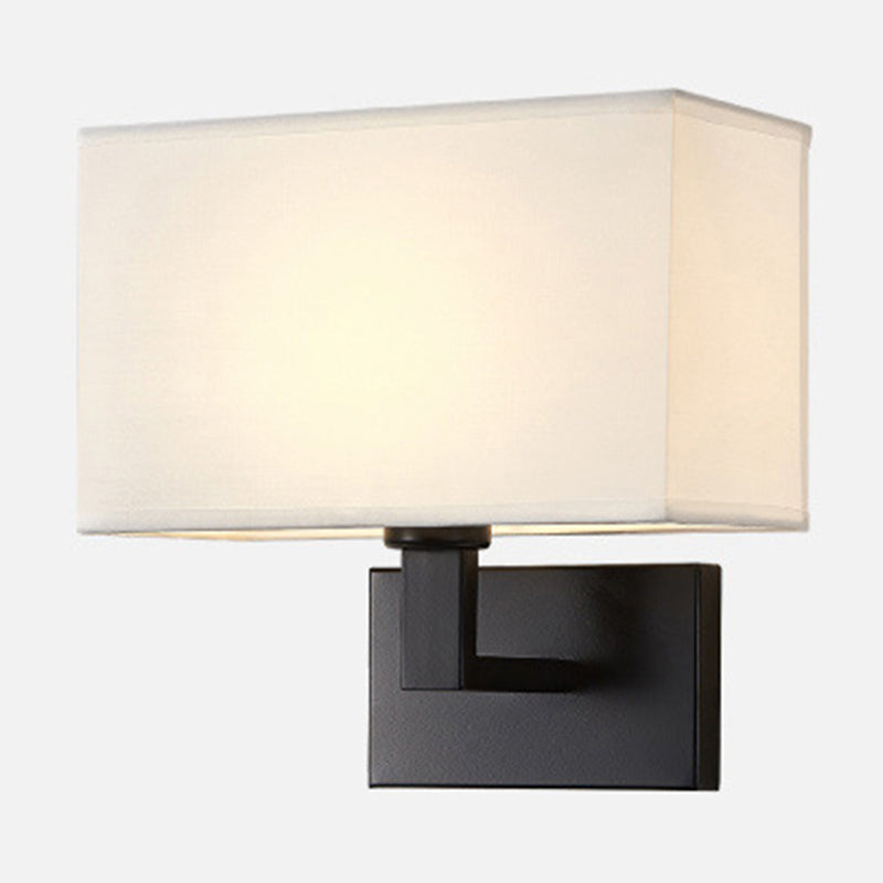 Postmoderner Kubus Wandleuchte Stoff 1-Licht Nachttisch Lese Wandleuchte in Weiß/Beige/Braun mit Schwarz/Gold Arm | Karnz