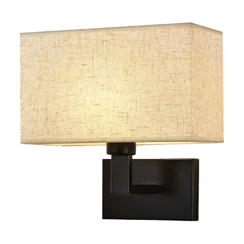 Postmoderner Kubus Wandleuchte Stoff 1-Licht Nachttisch Lese Wandleuchte in Weiß/Beige/Braun mit Schwarz/Gold Arm | Karnz