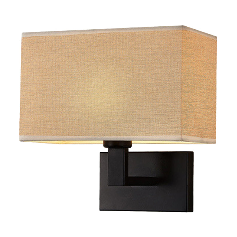 Postmoderner Kubus Wandleuchte Stoff 1-Licht Nachttisch Lese Wandleuchte in Weiß/Beige/Braun mit Schwarz/Gold Arm | Karnz