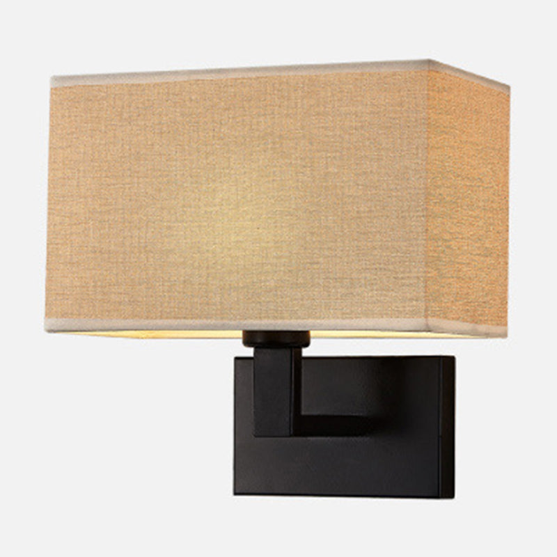 Postmoderner Kubus Wandleuchte Stoff 1-Licht Nachttisch Lese Wandleuchte in Weiß/Beige/Braun mit Schwarz/Gold Arm | Karnz