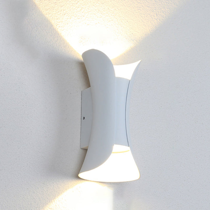 Klein/Groß Flackernde LED Wandleuchte Modern Metall 2 Glühbirnen Schwarz/Weiß/Weiß-Gold Auf Ab Licht für Terrasse | Karnz