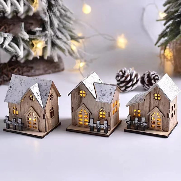Beleuchtetes Weihnachts-Holzhaus im skandinavischen Stil