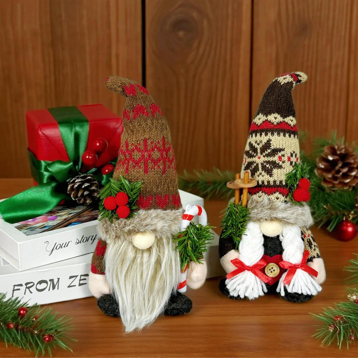 Weihnachts-Wichtelfigur mit Strickmütze und Tannenzweig