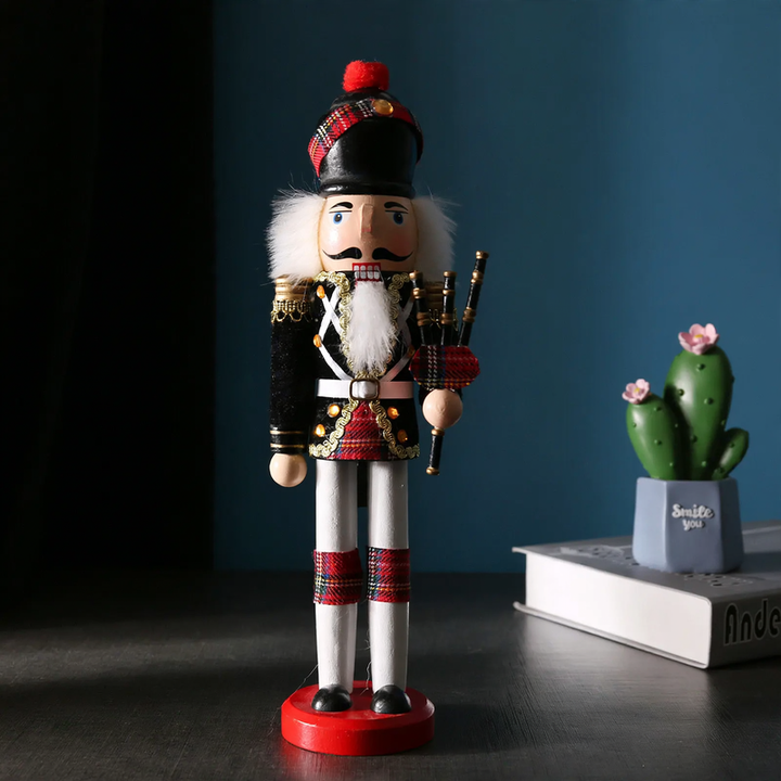 Dekorative Nussknacker-Soldatenfigur aus Kiefernholz