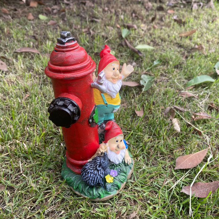Wichtelfigur mit roter Mütze und Hydranten-Motiv