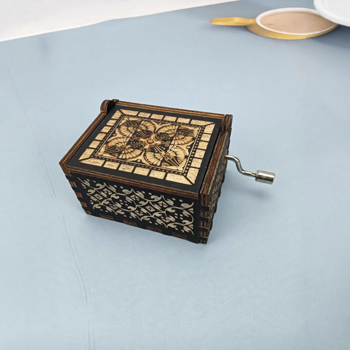Handkurbel-Spieluhr aus Holz mit Lasergravur