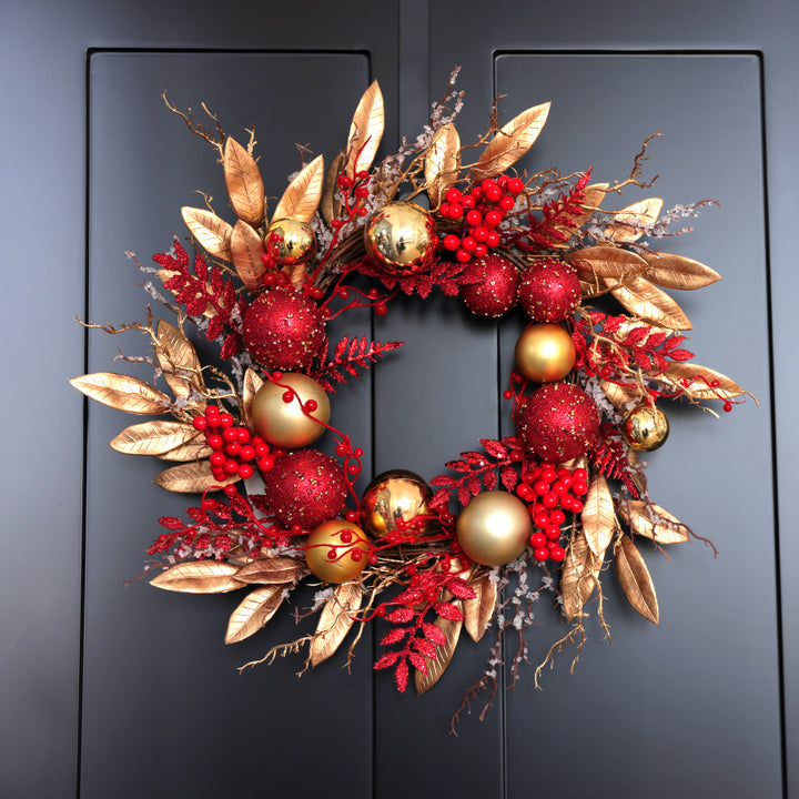 Weihnachtskranz mit Kugeln und Blättern