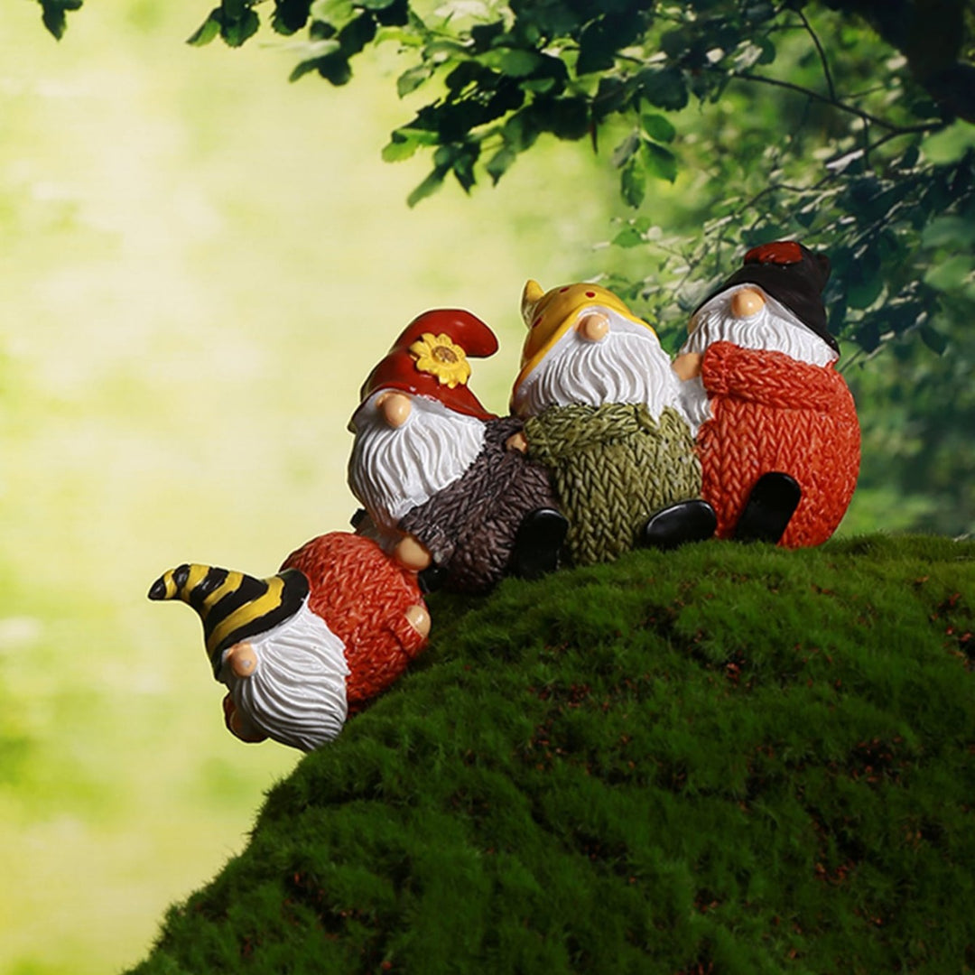 Dekorative Wichtel- oder Bärenfiguren aus Kunstharz