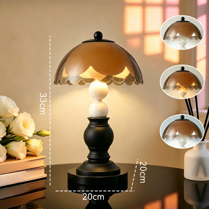 Schwarzweiße Nachttischlampe mit Säulenmotiv