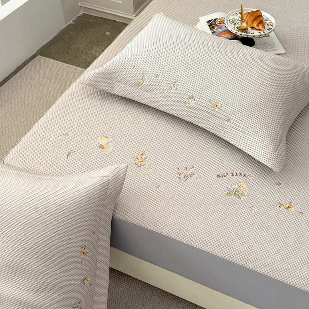Bestickte Bettlaken mit Blumenmuster und Kissenbezügen