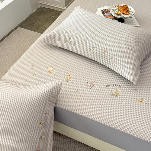 Bestickte Bettlaken mit Blumenmuster und Kissenbezügen