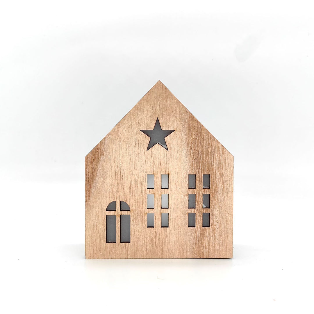Weihnachtliches Holzhaus mit Beleuchtung als Tischdekoration