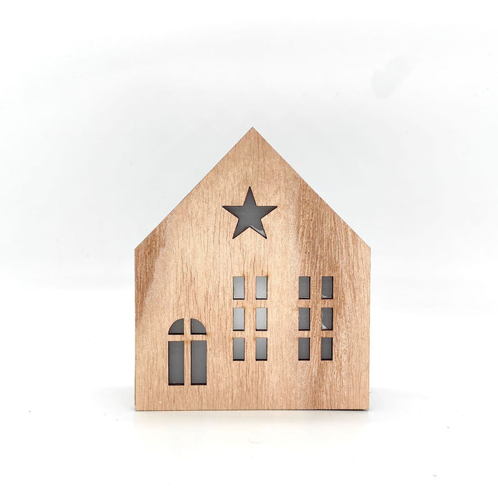 Weihnachtliches Holzhaus mit Beleuchtung als Tischdekoration